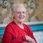  'Skal man neje, spørger den bog, som Felix Thorsen Katzenelson har læst i denne uge i anledning af dronning Margrethes 50-års jubilæum.   Foto: Gregers Tycho