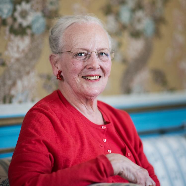  'Skal man neje, spørger den bog, som Felix Thorsen Katzenelson har læst i denne uge i anledning af dronning Margrethes 50-års jubilæum.   Foto: Gregers Tycho