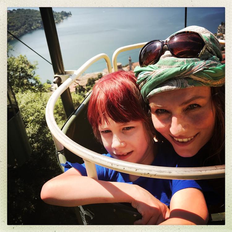 Da vi første gang var i Italien med alle vores fem sammenbragte unger, var et af målene med turen at komme op i kabelbanen i Laveno ved Lago Maggiore. Foto: Helene Navne