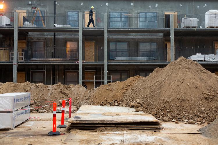Store stigninger på byggematerialer som træ, beton og jern gør nybyggeri, så dyrt, at det støder mod det loft, der skal sikre at huslejen i almene boliger ikke bliver for høj. (arkivfoto) Foto: Peter Hove Olesen