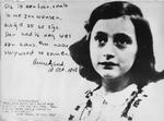 Billedteksten til dette billede af Anne Frank fra 1942 lyder: »Dette er et foto, hvor jeg ser ud, sådan som jeg drømmer om at se ud altid. Så kunne jeg måske have chancen for at komme til Hollywood«. Foto: Ap/Ritzau Scanpix