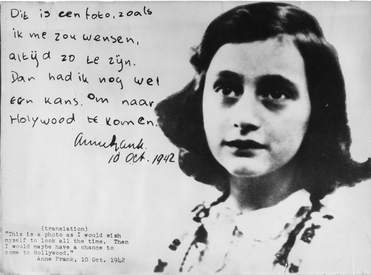 Billedteksten til dette billede af Anne Frank fra 1942 lyder: »Dette er et foto, hvor jeg ser ud, sådan som jeg drømmer om at se ud altid. Så kunne jeg måske have chancen for at komme til Hollywood«. Foto: Ap/Ritzau Scanpix