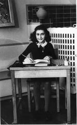  Anne Frank og hendes familie måtte gå i skjul for nazisterne, og her skrev hun på det, der skulle blive verdens mest berømte dagbog, indtil familien blev stukket og sendt i kz-lejr. I årevis har spørgsmålet runget: Hvem var stikkeren?   Foto: AP/Yad Vashem Photo Archive/Ritzau Scanpix