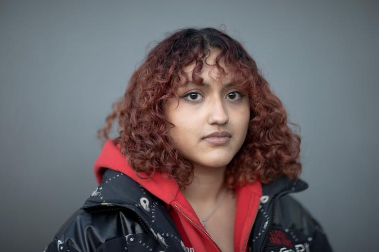 Mishti går i 3.G på Frederiksberg Gymnasium - hun får lov til at blive i landet, mens hendes sag behandles, så nu kan hun se frem til at få sin studenterhue. Foto: Miriam Dalsgaard