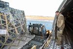 Amerikanere laster ammunition, våben og andet udstyr på et fly, der skal til Ukraine 28. januar 2022.  Foto: Mauricio Campino/Ritzau Scanpix