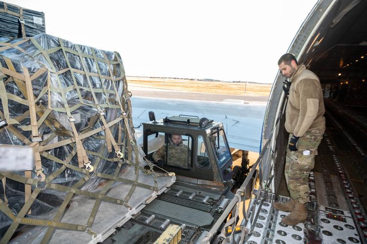 Amerikanere laster ammunition, våben og andet udstyr på et fly, der skal til Ukraine 28. januar 2022.  Foto: Mauricio Campino/Ritzau Scanpix