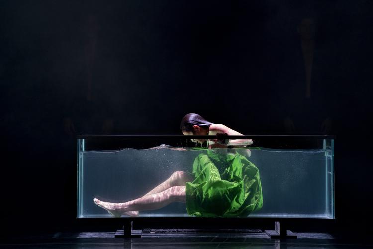 Fra forestillingen 'Sirene' hos Dansk Danseteater. Foto: Paul Kolnik
