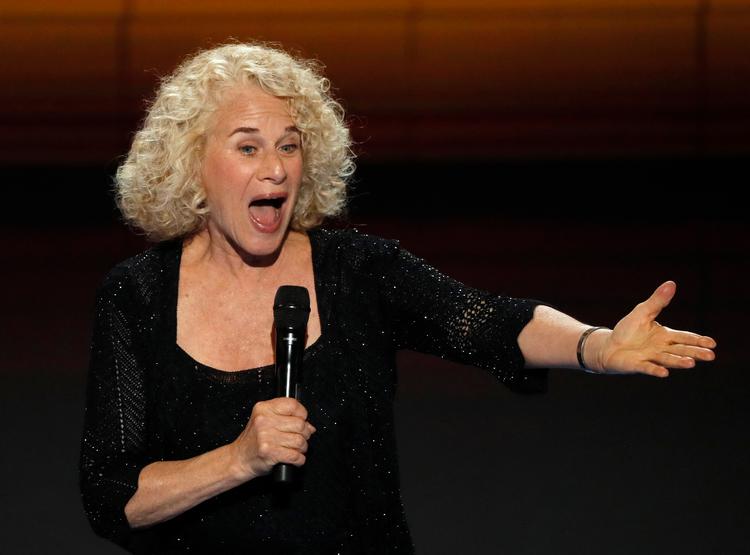 Med alderen er demokraten Carole King blevet mere engageret i politik. Her optræder hun ved sit partis konvent i Philadelphia i 2016.  Foto: Mike Segar/Ritzau Scanpix