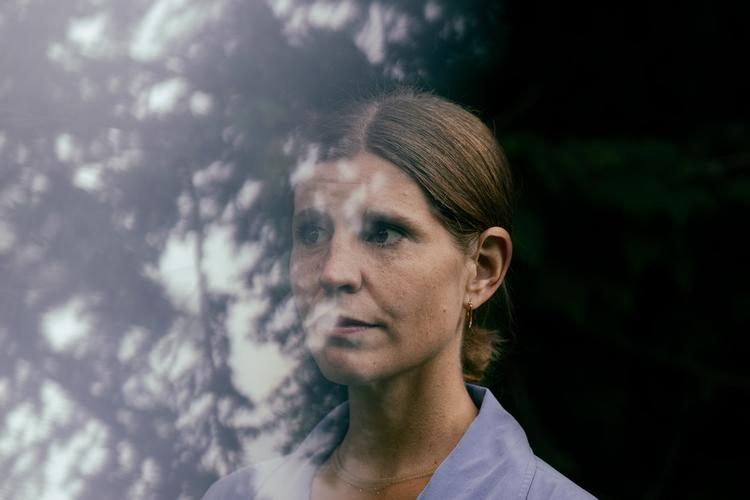 Med stor snilde fletter Selma Rosenfeldt-Olsen eventyrfortælling og realistisk beretning sammen, så virkelighedens fulde gru og fortryllelse springer én i øjnene Foto: Sarah Marie Winther