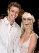 Så  nære var de engang, popsangerne Justin Timberlake og Britney Spears, dengang for 20 år siden. Giver deres musik i dag overhovedet mening, uden at man kender deres historie og dermed deres alder?  Foto: Fred Prouser/Ritzau Scanpix