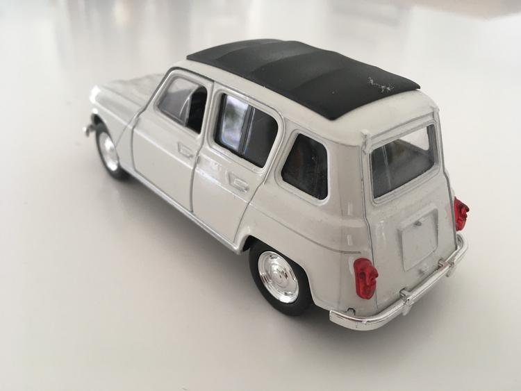 Samme farve og samme soltag som min anden Renault 4. Eneste forskel er den manglende ’Atomkraft nej tak’-mærkat på bagsmækken. Foto: Gorm Vølver