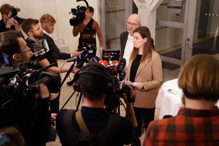 Enhedslisten melder ud efter mødet i folketingsgruppen om den mangleden tillid til transportminister Benny Engelbrecht. Foto: Liselotte Sabroe/Ritzau Scanpix