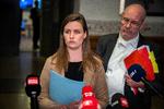 Henning Hyllested og Mai Villadsen (EL) ankommer til samrådet med Benny Engelbrecht. Eftefølgende trak partiet tilliden til transportministeren, og sidst på aftenen meddelte han så sin afgang.  Foto: Martin Sylvest/Ritzau Scanpix