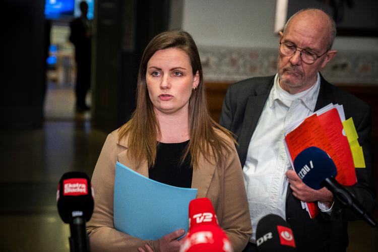 Henning Hyllested og Mai Villadsen (EL) ankommer til samrådet med Benny Engelbrecht. Eftefølgende trak partiet tilliden til transportministeren, og sidst på aftenen meddelte han så sin afgang.  Foto: Martin Sylvest/Ritzau Scanpix