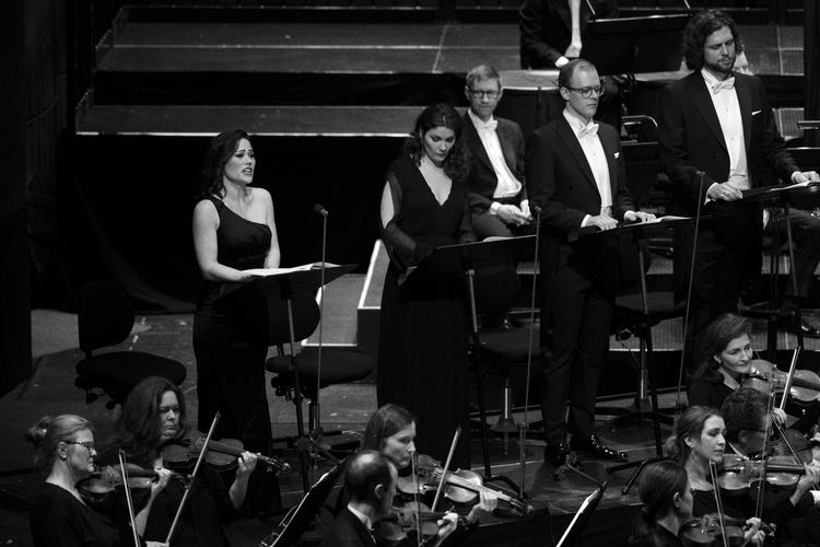 Solisterne Clara Cecilie Thomsen, Kari Dahl Nielsen, Jacob Skov Andersen og Nicolai Elsberg sang fint, men der manglede drama hos Mozart i Operaen. Foto: Marcus Emil Christensen