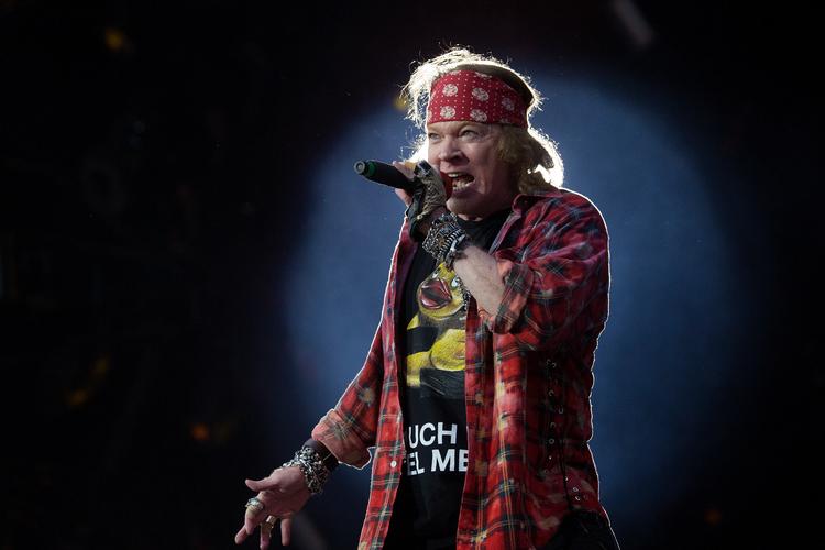     Et af verdens mest populære rockbands AC/DC giver koncert på Aarhus Stadion. Det er første gang, og det som gør koncerten ekstra speciel er, at forsangeren IKKE er Brian Johnson. Han er blevet mere eller mindre døv, og i stedet synger (foto) Axl Rose fra Guns &amp; Roses så i rollen som forsanger, da AC/DC søndag aften gave koncert i Ceres Park i Aarhus. (Thomas Borberg/POLFOTO)   Foto: Thomas Borberg/Ritzau Scanpix