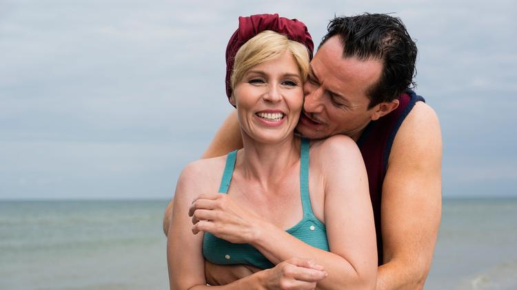 Atter kalder bølgen den blå og den nordjyske kyst på de feriehungrende københavnere, herunder skuespilleren Edward Weyse og hans hustru, Helene, spillet af Jens Jacob Tychsen og Cecilie Stenspil – med bravur.  Foto: TV 2