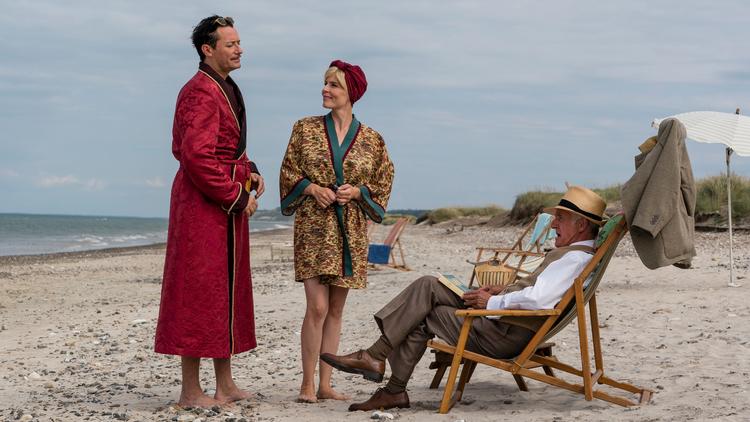 Nogle foretrækker at gå i vandet, andre at lade være. Sådan er det i 'Badhotellet'.  Foto: TV 2