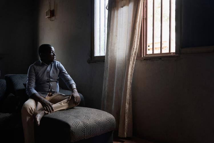 Et sort lag af støv har lagt sig på bladene ude foran Fungai Caetanos hus nær minen i Moatize, som FLSmidth er leverandør til. Foto: Sarah Hartvigsen Juncker