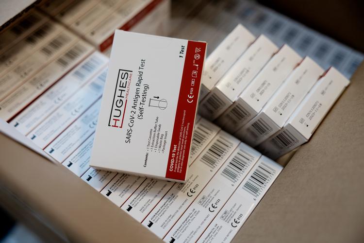 Staten har senest indkøbt 65 millioner kviktests uden udbud for 1,4 milliarder kroner. De deles bl.a. ud til børn på landets skoler, og omfanget svarer til fire måneders forbrug. Foto: Thomas Borberg