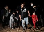 Tilbageholdte migranter ved grænsen mellem Hviderusland og Letland.  Foto: Ints Kalnins/Ritzau Scanpix