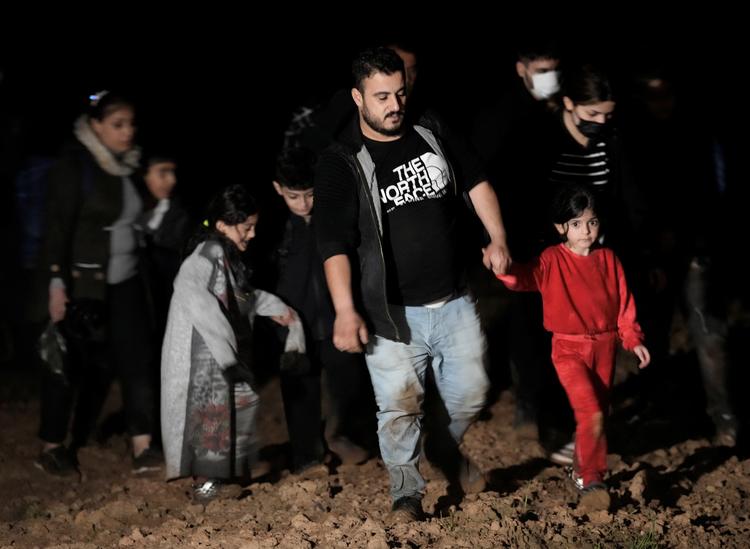 Tilbageholdte migranter ved grænsen mellem Hviderusland og Letland.  Foto: Ints Kalnins/Ritzau Scanpix