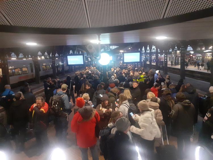 En Politiken-journalist, der selv skulle med toget, har sendt dette billede fra Københavns Hovedbanegård fredag eftermiddag. Foto: Allan Graubæk
