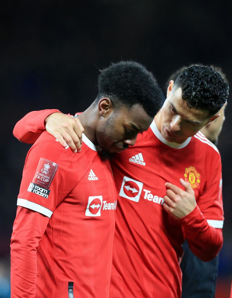Cristiano Ronaldo (th) måtte trøste Anthony Elanga efter afbrænderen, der kostede Manchester  United videre deltagelse i FA Cuppen.  Foto: Lindsey Parnaby/Ritzau Scanpix