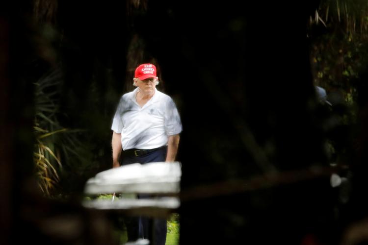 Når ekspræsident Donald Trump opholder sig på Mar-a-Lago i Florida ses han mest på golfbanen, men nu forsøger han sig også som discjockey. Foto: Marco Bello/Ritzau Scanpix