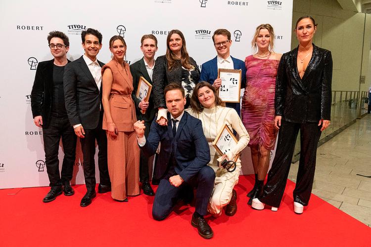Årets danske spillefilm bliver Hvor kragerne vender / Hyæne Film, Producer: Daniel Mühlendorph, Instr.: Lisa Jespersen, Manuskript: Lisa Jespersen &amp; Sara Isabella Jønsson. ROBERT-priserne bliver med Camilla Bendix som vært uddelt i Tivoli Hotel &amp; Congress Center lørdag den 5. februar 2022. (Foto: Claus Bech/Ritzau Scanpix) Foto: Claus Bech/Ritzau Scanpix