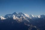 Mount Everest, verdens højeste bjergtinde, og andre tinder i Himalaya-bjergkæden set gennem  vinduet i et fly på vej fra Kathmandu. Foto: Monika Deupala/Ritzau Scanpix