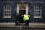 Både uden- og indenfor premierministerboligen i Downing Street nummer 10 er der foregået en kraftig rengøring. Foto: Daniel Leal/Ritzau Scanpix