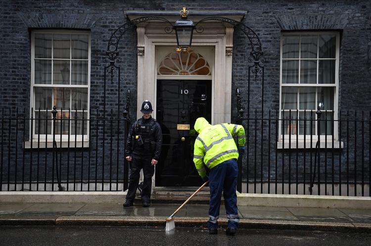 Både uden- og indenfor premierministerboligen i Downing Street nummer 10 er der foregået en kraftig rengøring. Foto: Daniel Leal/Ritzau Scanpix