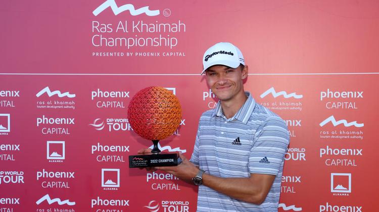 6 dage før sin 21-års fødselsdag fik Nicolai Højgaard sit andet sejrstrofæ efter en turnering på den europæiske tour, der nu hedder DP World Tour. Foto: europeantour.com