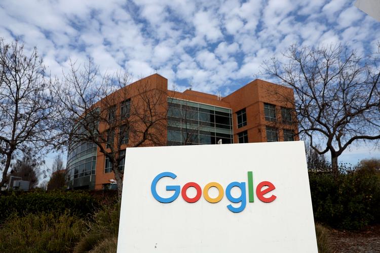 MOUNTAIN VIEW, CALIFORNIA - JANUARY 31: A sign is posted in front of a building on the Google campus on January 31, 2022 in Mountain View, California. Google parent company Alphabet will report fourth quarter earnings on Tuesday after the closing bell. Justin Sullivan/Getty Images/AFP == FOR NEWSPAPERS, INTERNET, TELCOS &amp; TELEVISION USE ONLY == Foto: Justin Sullivan/Ritzau Scanpix