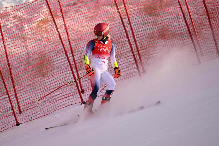 Det gav et gys gennem tilskuerne i det olympiske målområde, da favoritten Mikaela Shiffrin styrtede i storslalom. Foto: Francois-xavier Marit/Ritzau Scanpix