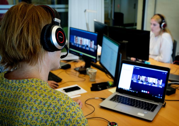 Trine Gisselmann fra Styrelsen for Patientsikkerhed taler med borgere, der er smittet med coronavirus, og finder ud af, hvem vedkommende har haft tæt kontakt med.  Foto: Finn Frandsen