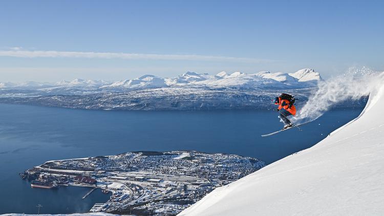 En af attraktionerne ved at stå på ski på det norske Narvikfjell er udsigten til havet. Foto: Kjetil Jansson