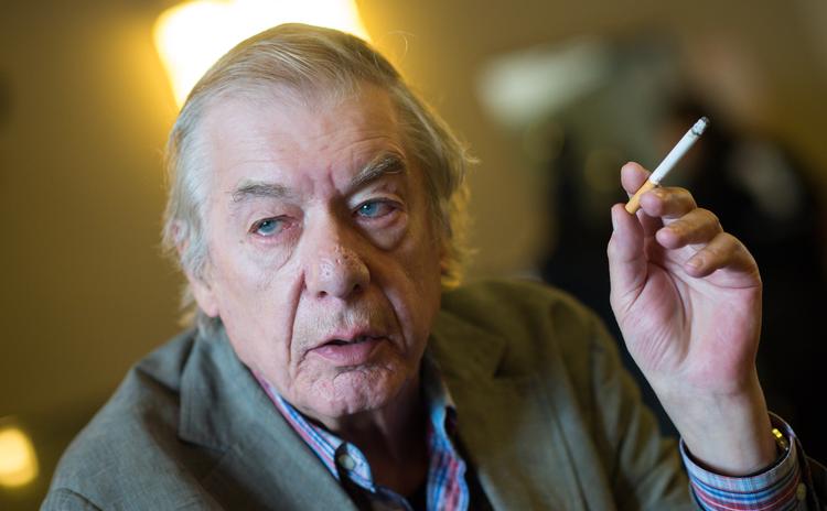 Hans Neuenfels fotograferet under et interview i Berlin i 2015. Foto: Bernd von Jutrczenka/Ritzau Scanpix