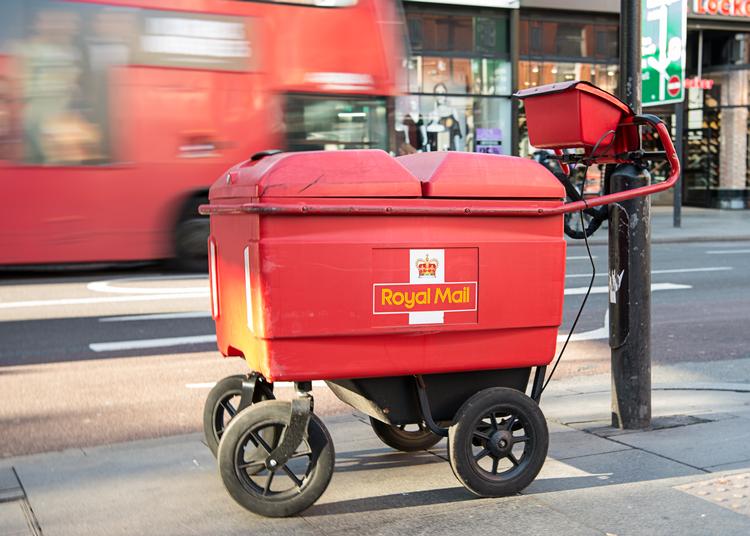Flere røde postvogne i Clapham i det sydlige London var på slingrekurs, efter nogle postbude uforvarende var kommet til at spise hashkager. Foto: Wolfram Kastl/Ritzau Scanpix