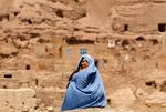 En afghansk kvinde sidder foran sit hjem nær den gigantiske buddha-statue i Bamiyan-provinsen.  Foto: Omar Sobhani/Ritzau Scanpix