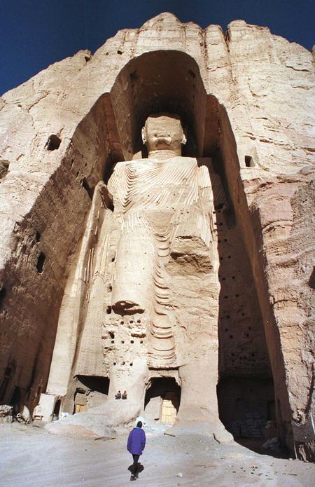Her ses en af buddhastatuerne i 1997, år inden Taleban i 2001 forårsagede store ødelæggelser i området. Foto: Muzammil Pasha/Ritzau Scanpix