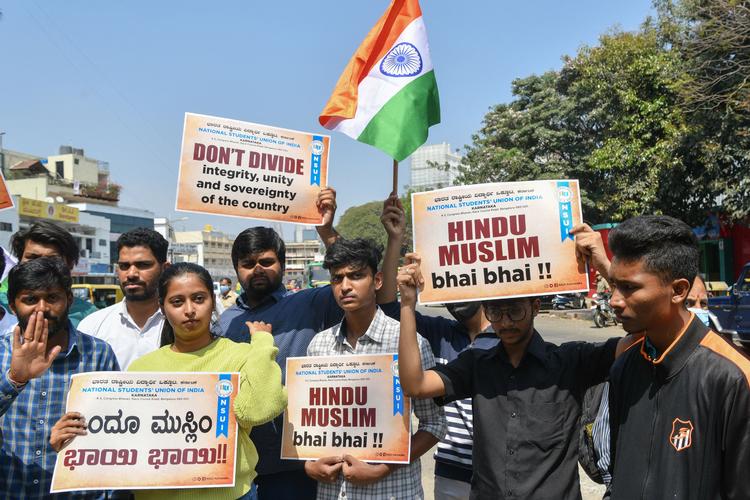 Studerende i protest over forbud mod at bære hijab i delstaten Karnataka. Foto: Manjunath Kiran/Ritzau Scanpix