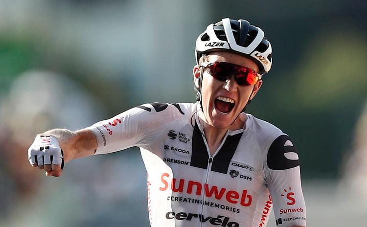 Søren Kragh Andersen jubler over en af karrierens største bedrifter, da han kyrdser målstregen i Champagnole soim vinder af 19. etape i Tour de France 2020.
 Foto: Benoit Tessier/Ritzau Scanpix