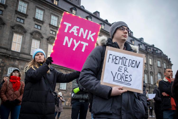 Planen om udflytning af uddannelser har fået studerende fra flere uddannelser til at samle sig i protest. Her fra demonstration mod planen i januar 2022.     Foto: Miriam Dalsgaard