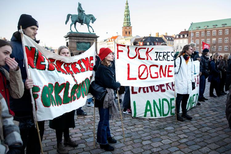 Studerende demonstrerer mod udflytningsaftalen, men flere kommuner og Landdistrikternes Fællesråd håber, at politikerne holder fast.  Foto: Finn Frandsen