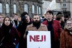 Flere studenterorganisationer er gået sammen i kampen mod regeringens uddannelsesplan om af flytte uddannelser væk fra storbyerne. Onsdag mødtes de på Christiansborg Slotsplads. Foto: Finn Frandsen