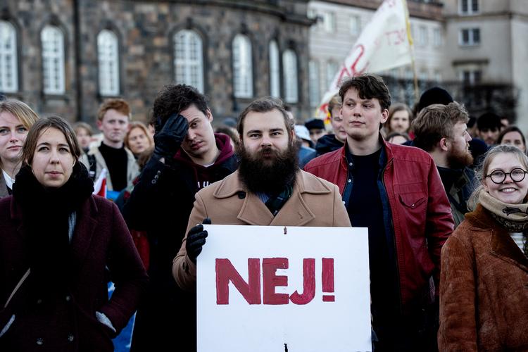 Flere studenterorganisationer er gået sammen i kampen mod regeringens uddannelsesplan om af flytte uddannelser væk fra storbyerne. Onsdag mødtes de på Christiansborg Slotsplads. Foto: Finn Frandsen