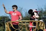 Kansas City Chiefs quarterback Patrick Mahomes, der blev kåret som MVP ved Super Bowl i 2020, ses her med Mickey Mouse i Magic Kingdom i Walt Disney World i Orlando, Florida.  Foto: John Raoux/Ritzau Scanpix