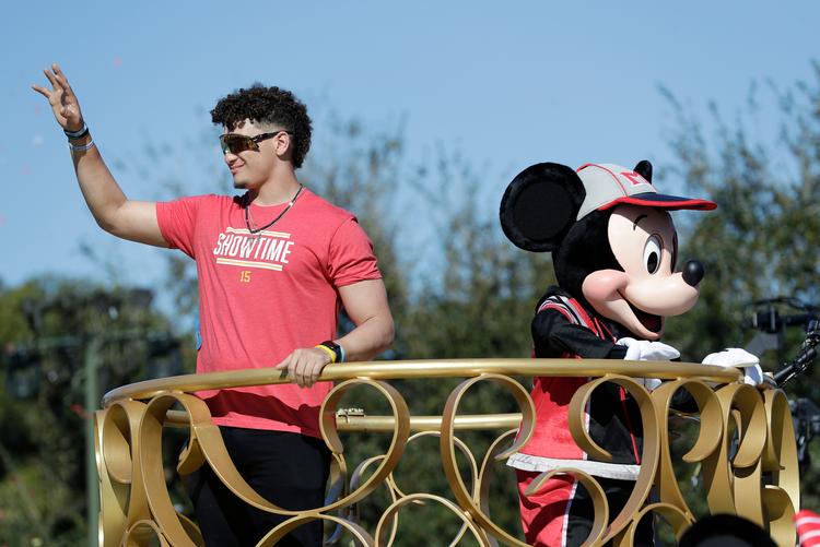 Kansas City Chiefs quarterback Patrick Mahomes, der blev kåret som MVP ved Super Bowl i 2020, ses her med Mickey Mouse i Magic Kingdom i Walt Disney World i Orlando, Florida.  Foto: John Raoux/Ritzau Scanpix
